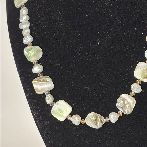 Vintage Classic Pearl and Shell Beaded Single Strand Necklace 19” - Picture 2 of 6